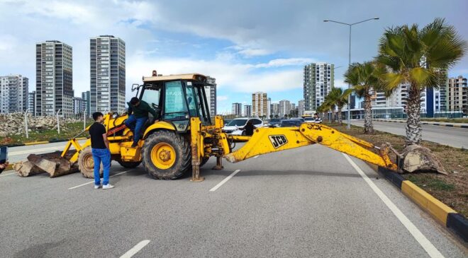 Tapulu arazilerine yol yapıldığını iddia ederek yolu kapattılar