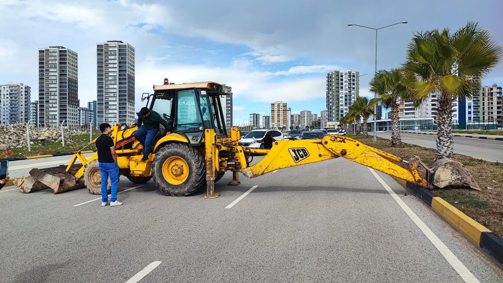 Tapulu arazilerine yol yapıldığını iddia ederek yolu kapattılar