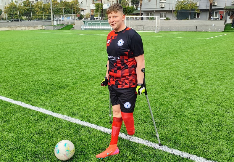 Deprem futbol aşkını bitiremedi