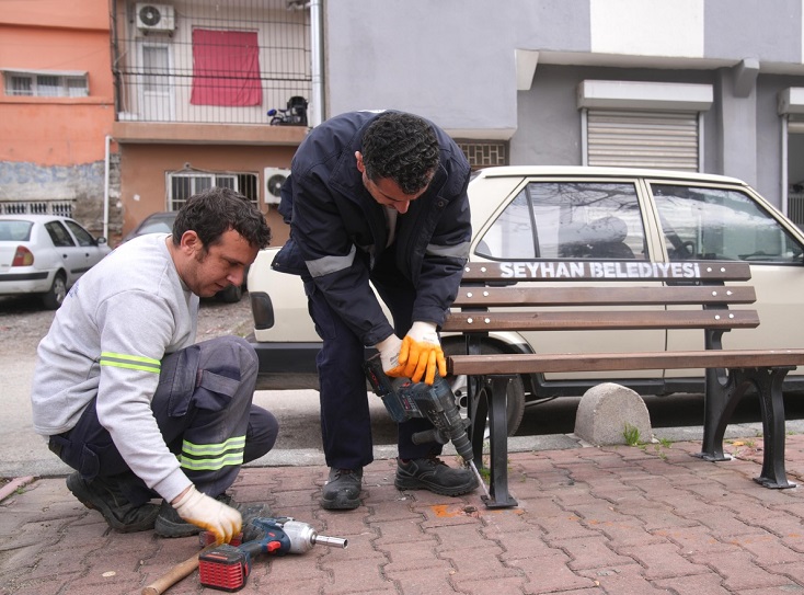 SEYHAN BELEDİYESİNDEN PARKLARA YOĞUN MESAİ