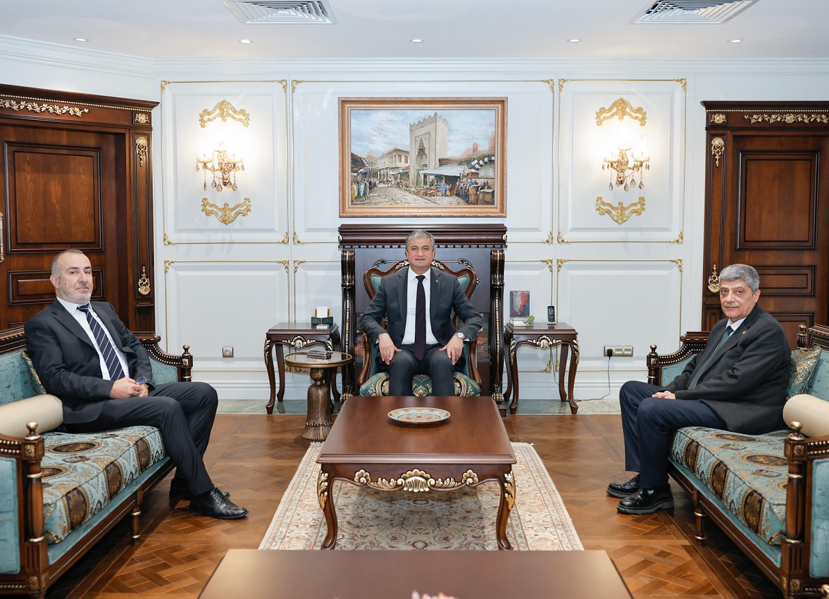 Masa başında değil halkın arasında