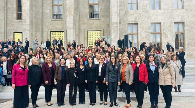 CHP’li kadınlar Ata’nın huzurunda