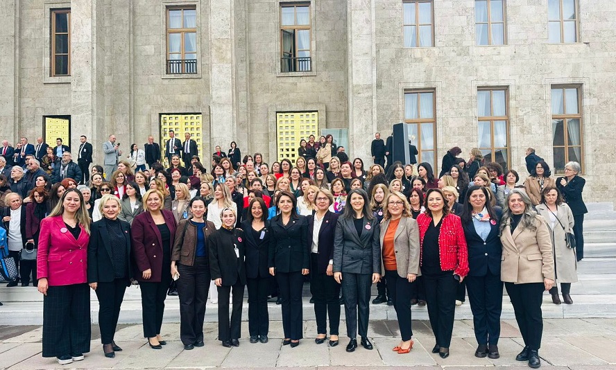 CHP’li kadınlar Ata’nın huzurunda