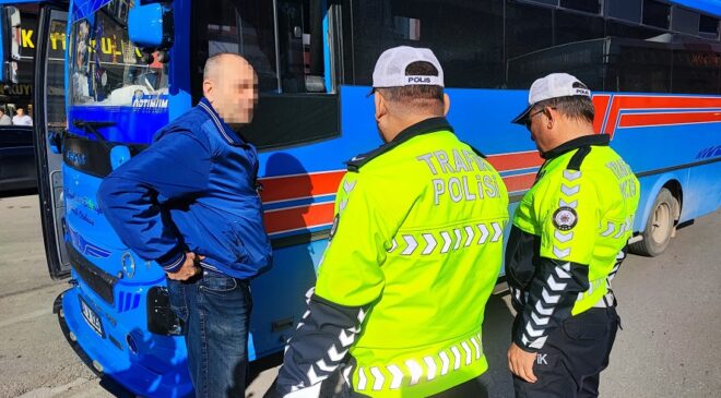 Ceza yiyen sürücü polisi tehdit etti