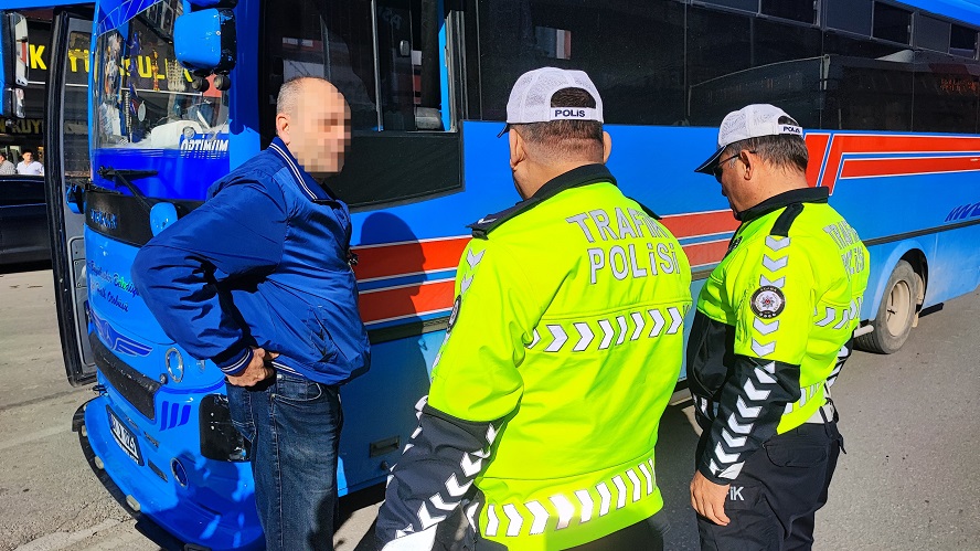 Ceza yiyen sürücü polisi tehdit etti