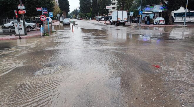 Adana’da içme suyu borusu patladı, cadde göle döndü