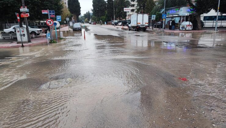 Adana’da içme suyu borusu patladı, cadde göle döndü