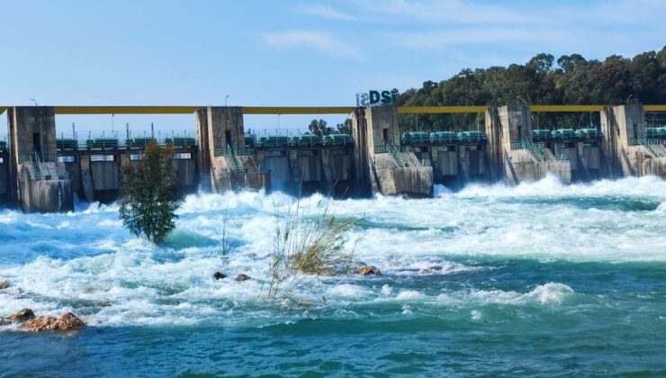 Seyhan Barajı’nda kapaklar açıldı