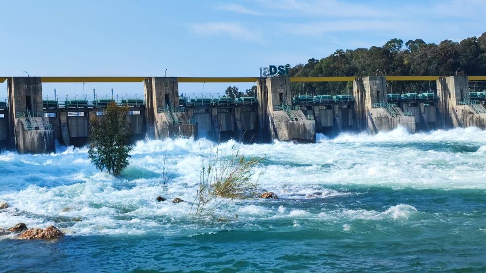 Seyhan Barajı’nda kapaklar açıldı