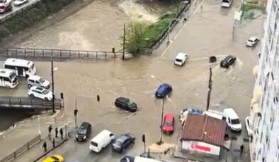 Adana’da yağmur hayatı felç etti: Yollar göle döndü