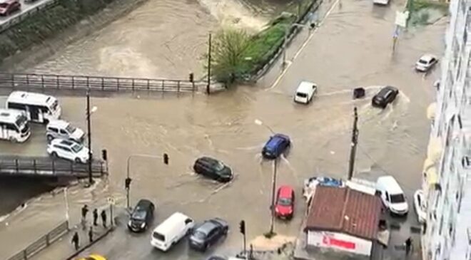 Adana’da yağmur hayatı felç etti: Yollar göle döndü