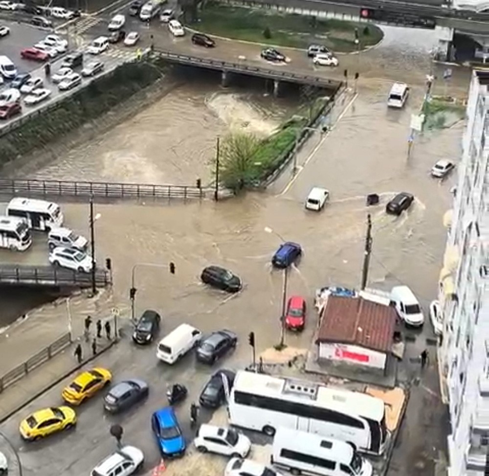 Adana’da yağmur hayatı felç etti: Yollar göle döndü