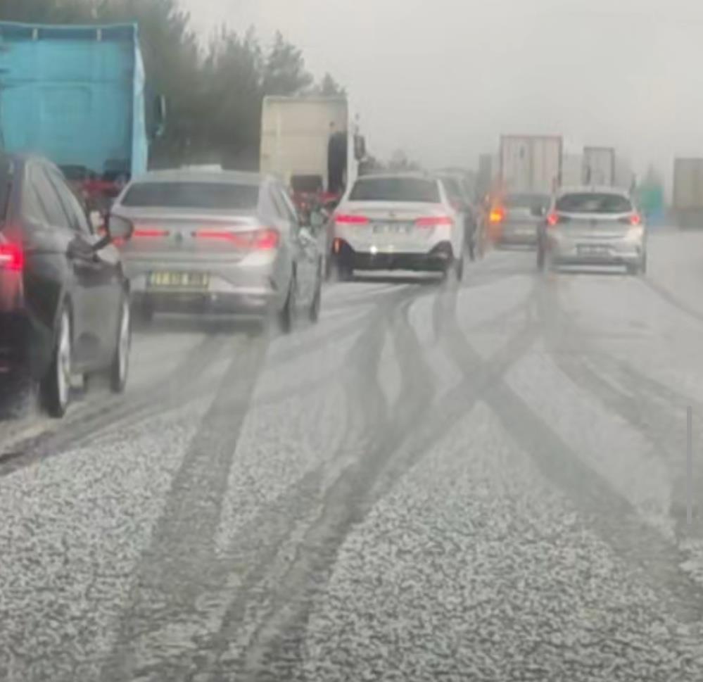 Adana’da yağmurun ardından dolu etkili oldu