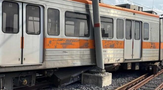Adana’da raydan çıkan metro vagonu direğe çarptı