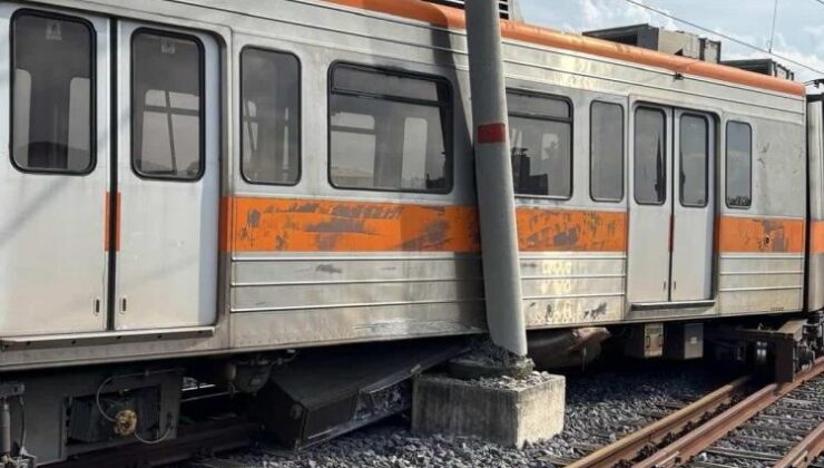 Adana’da raydan çıkan metro vagonu direğe çarptı