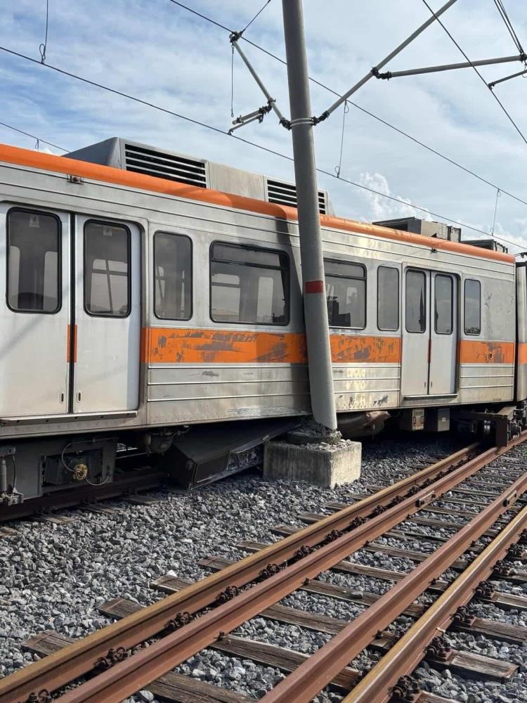 Adana’da raydan çıkan metro vagonu direğe çarptı