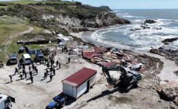 Sahil kenarındaki kaçak yapıların yıkımı sürüyor