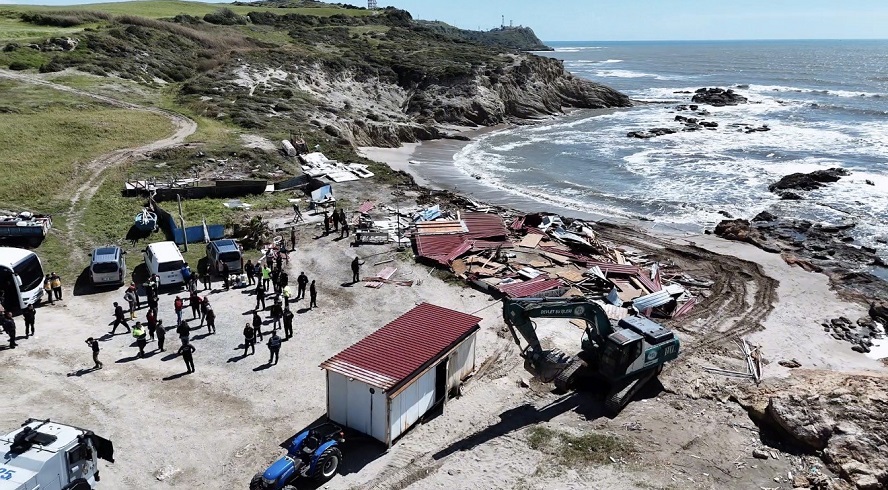Sahil kenarındaki kaçak yapıların yıkımı sürüyor