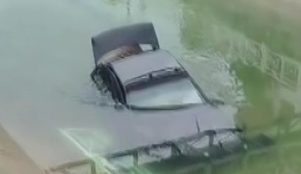 Adana’da otomobil sulamana kanalına düştü