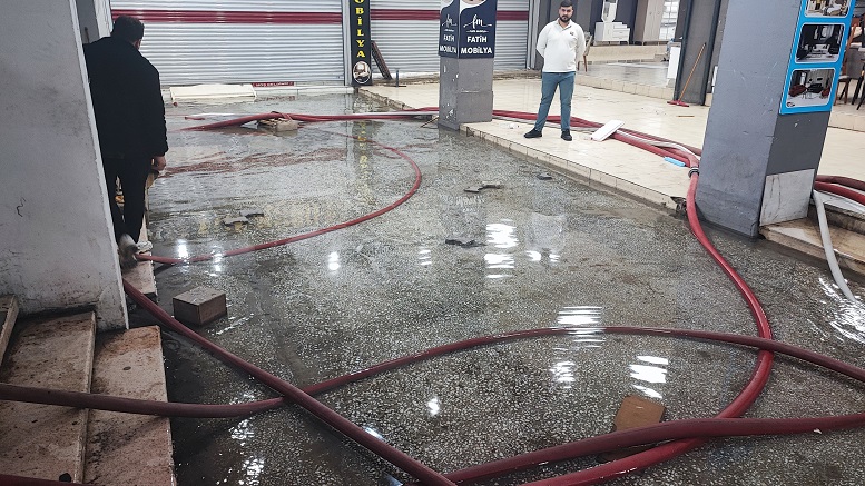 Adana’da iş hanını 27 yıldır su basıyor