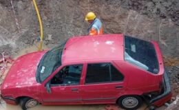 Çukura düşen araçta sürücü yaralandı