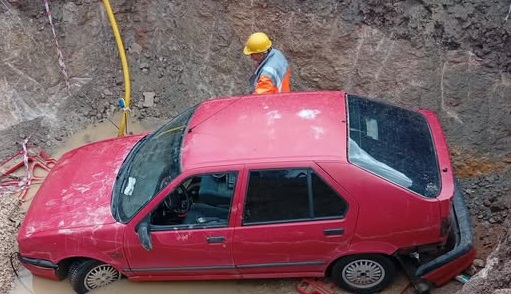 Çukura düşen araçta sürücü yaralandı